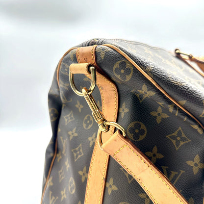 Louis Vuitton Keepall 50 Bandoulière Toile Monogram - détail du mousqueton et de l'attache de bandoulière