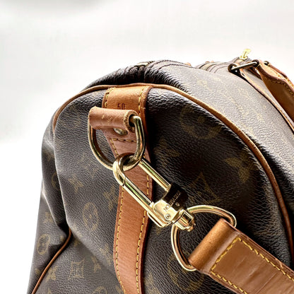 Louis Vuitton Keepall 50 Bandoulière Toile Monogram - détail du mousqueton et de l'attache de bandoulière