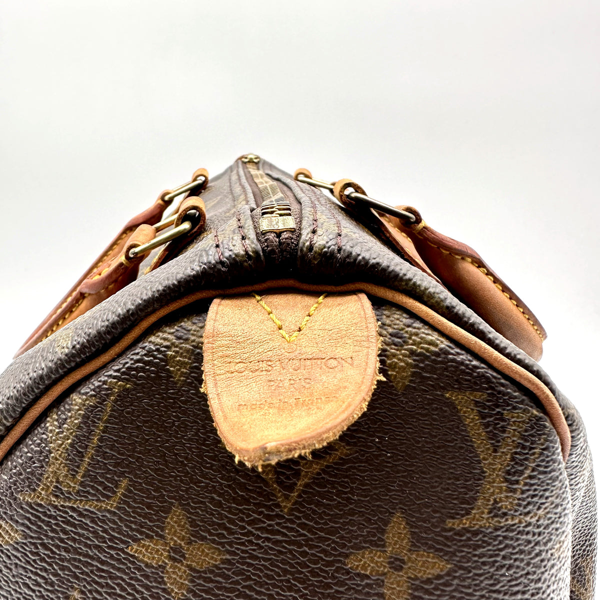 Louis Vuitton Speedy 30 Toile Monogram - détail de la patte de cuir estampée sous l'anse