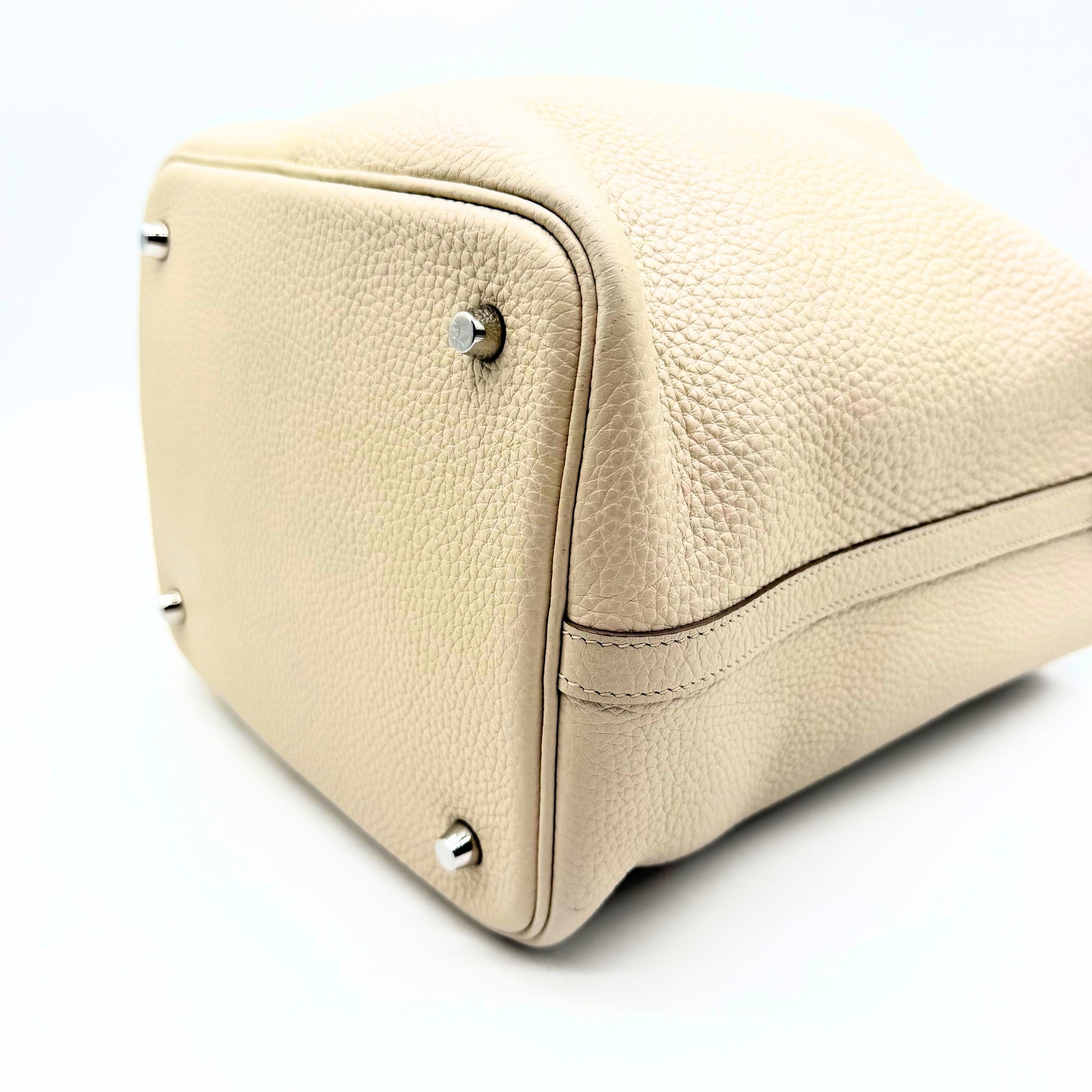 Hermès Picotin 18 cuir grainé crème - angle du fond et clou de base