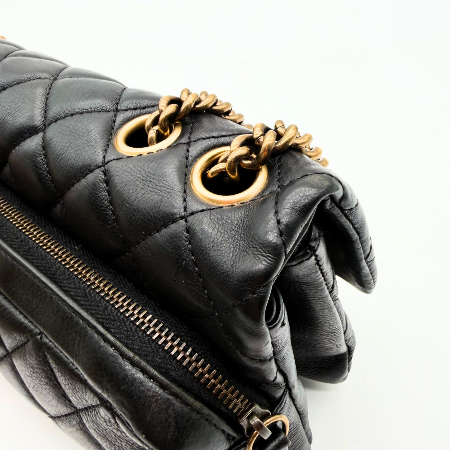 Chanel Sac à rabat matelassé cuir d'agneau - détail des œillets de chaîne et du zip