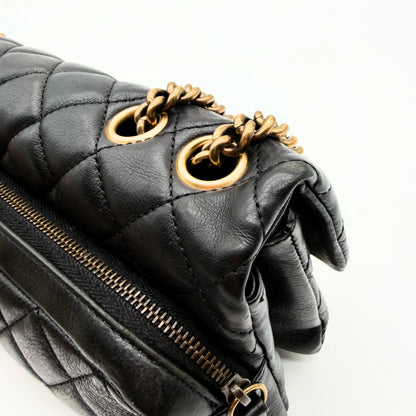 Chanel Sac à rabat matelassé cuir d'agneau - détail des œillets de chaîne et du zip