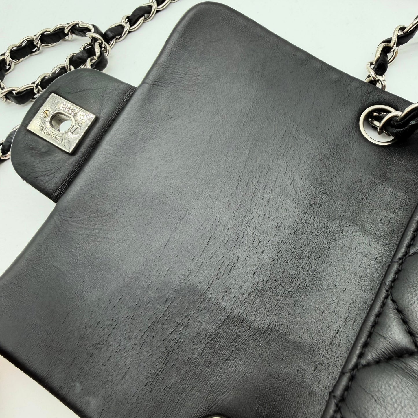 Chanel Mini Timeless carre 17 cuir agneau noir - rabat ouvert interieur cuir