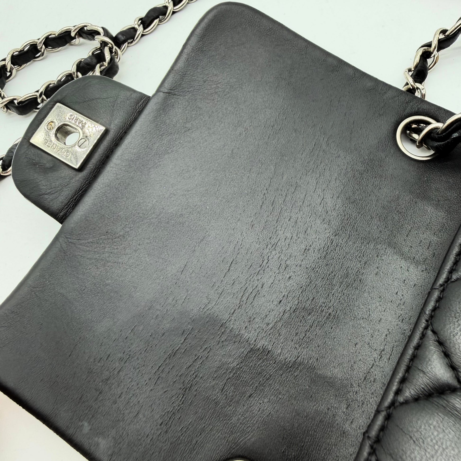 Chanel Mini Timeless carre 17 cuir agneau noir - rabat ouvert interieur cuir