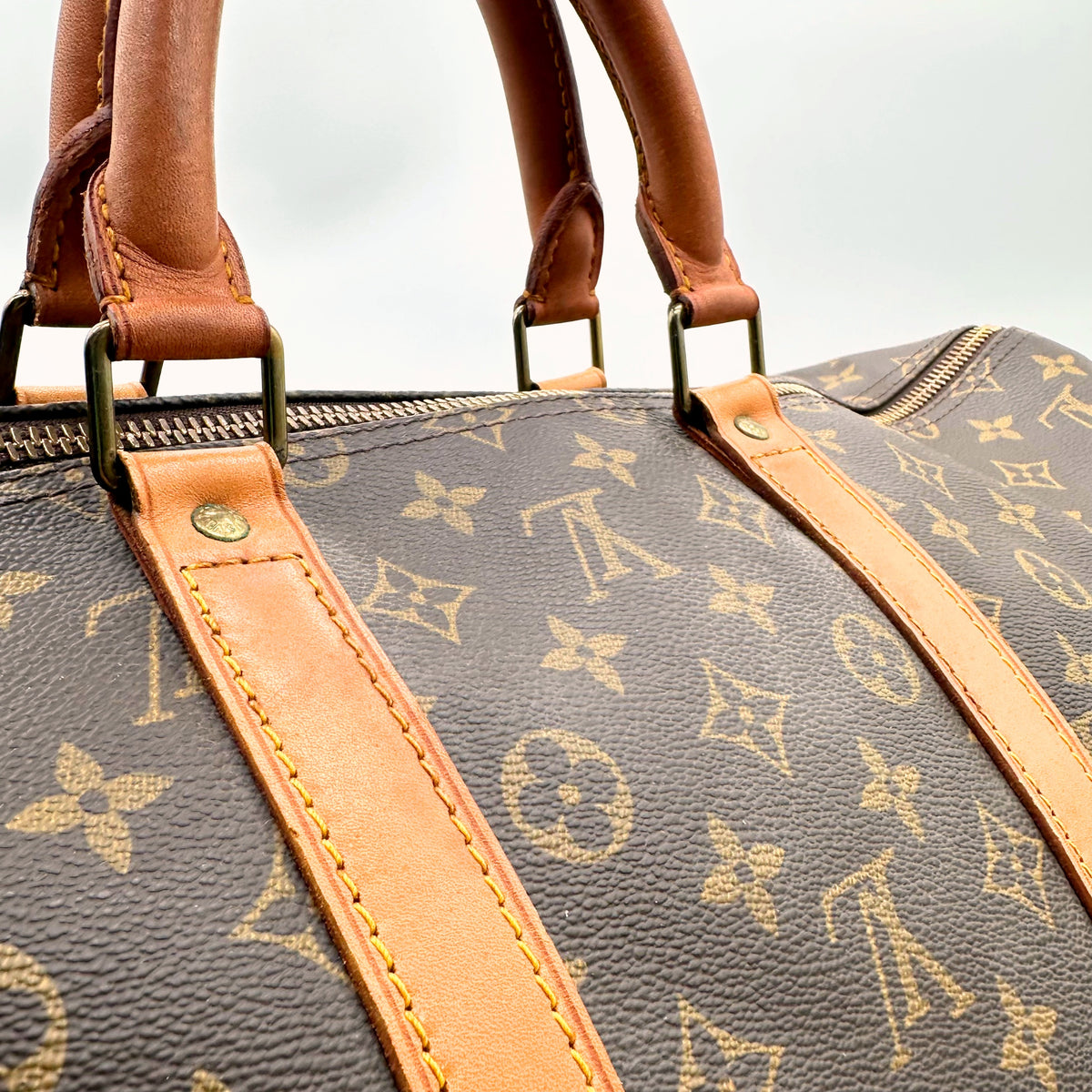 Louis Vuitton Keepall Bandoulière 55 Toile Monogram - détail des anses et de la bande de cuir