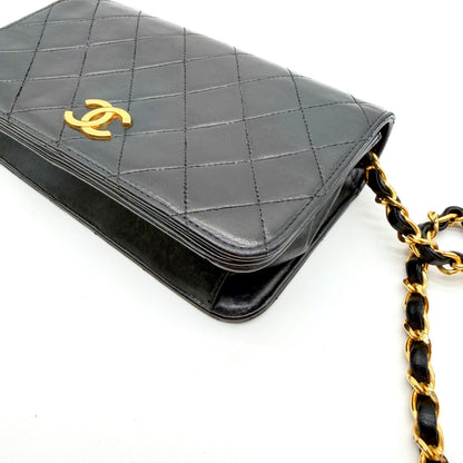 Chanel Wallet on Chain cuir d'agneau matelassé noir - face avant en angle