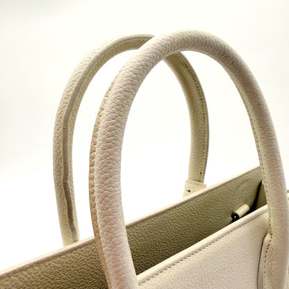 Saint Laurent Sac de Jour Baby cuir grainé blanc cassé - anses, vue rapprochée