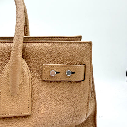 Saint Laurent Sac de Jour cuir grainé beige - détail des boutons-pression argentés