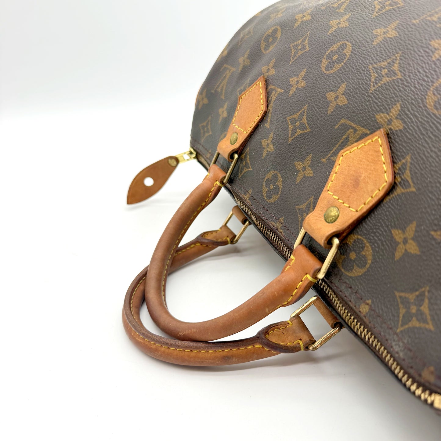 Louis Vuitton Speedy 30 toile Monogram - patte latérale et attache d'anse