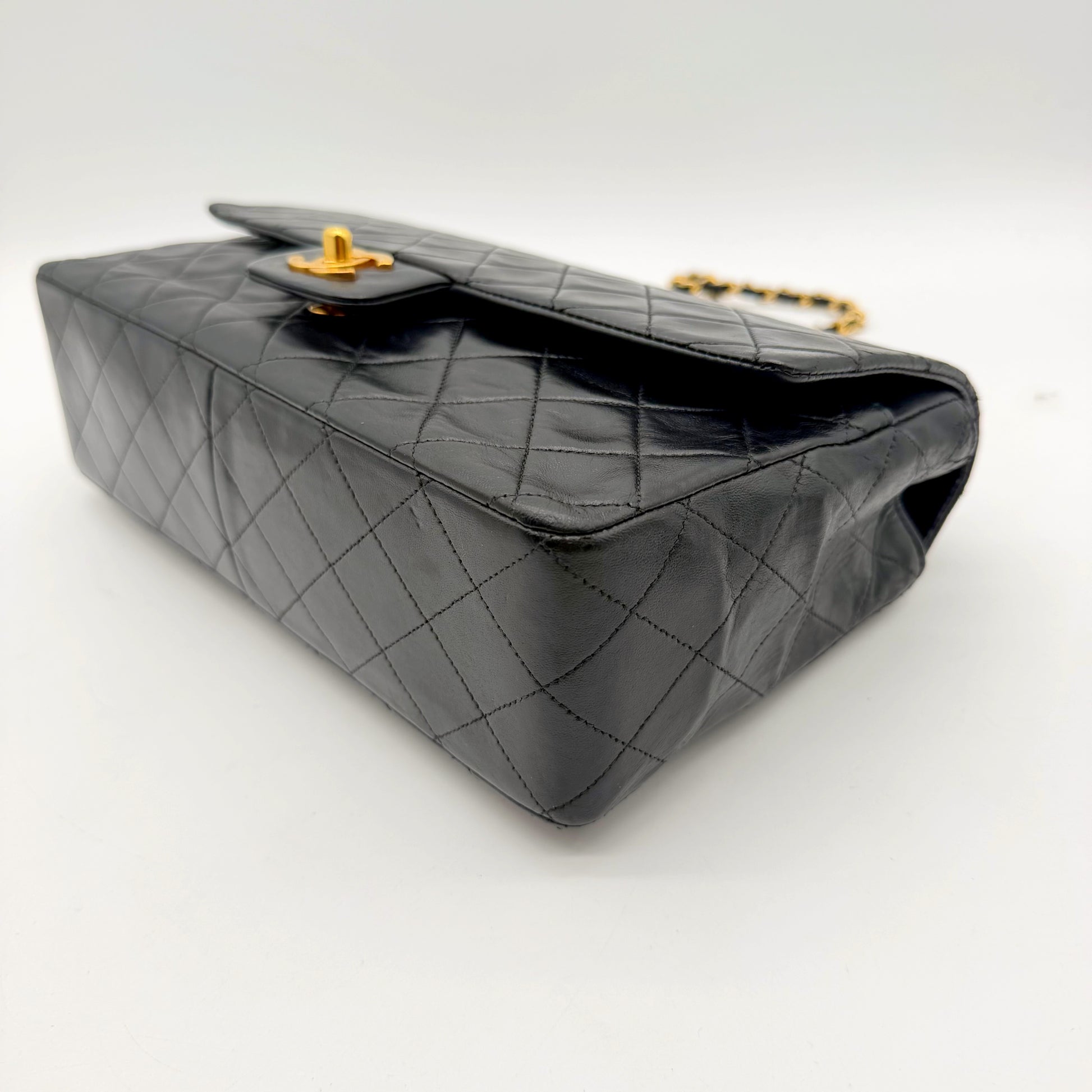 Chanel Single Flap - fond et fermoir vus de dessus