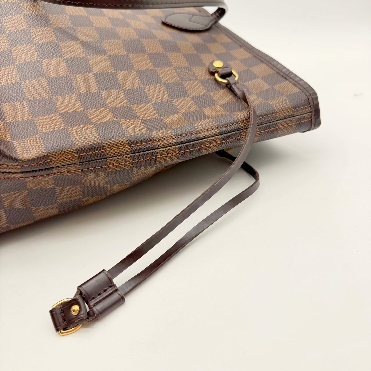 Louis Vuitton Neverfull MM toile Damier Ebene - arete superieure, anneau en D et attache d'anse