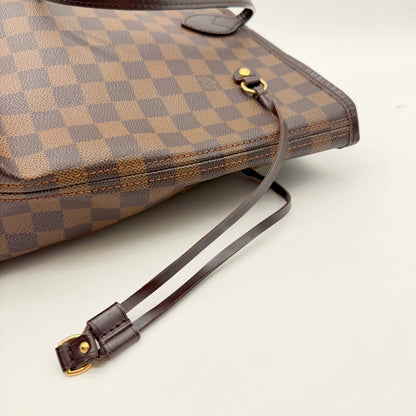 Louis Vuitton Neverfull MM toile Damier Ebene - arete superieure, anneau en D et attache d'anse