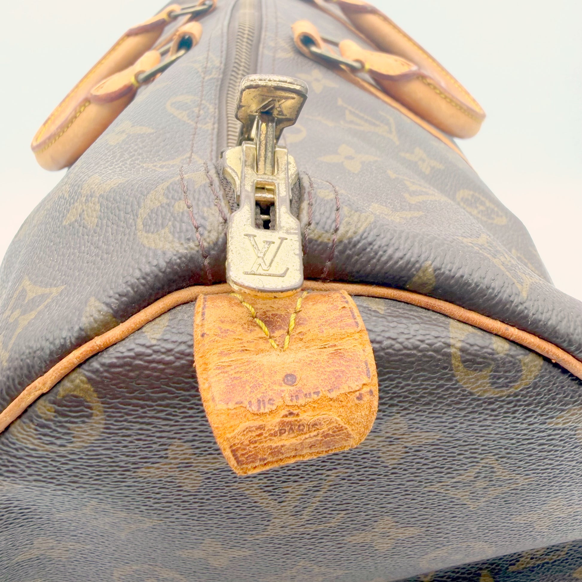 Louis Vuitton Keepall 50 toile Monogram - curseur de fermeture et patte de cuir usée