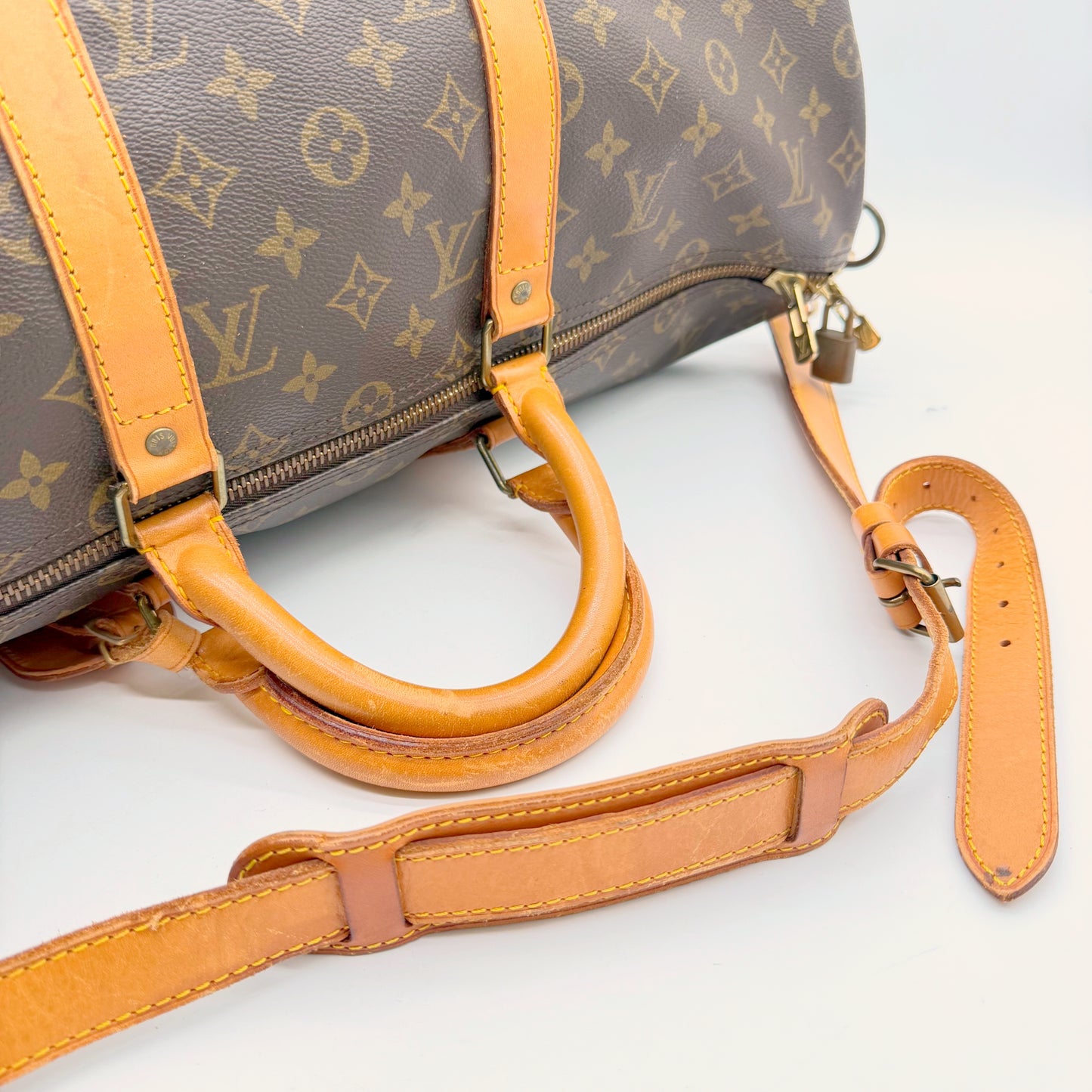 Poignées rondes, sangle amovible et cadenas du Louis Vuitton Keepall Bandoulière 50
