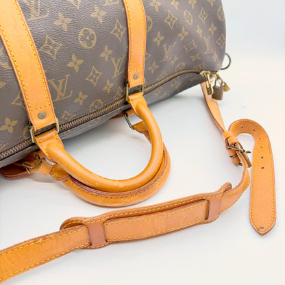 Poignées rondes, sangle amovible et cadenas du Louis Vuitton Keepall Bandoulière 50
