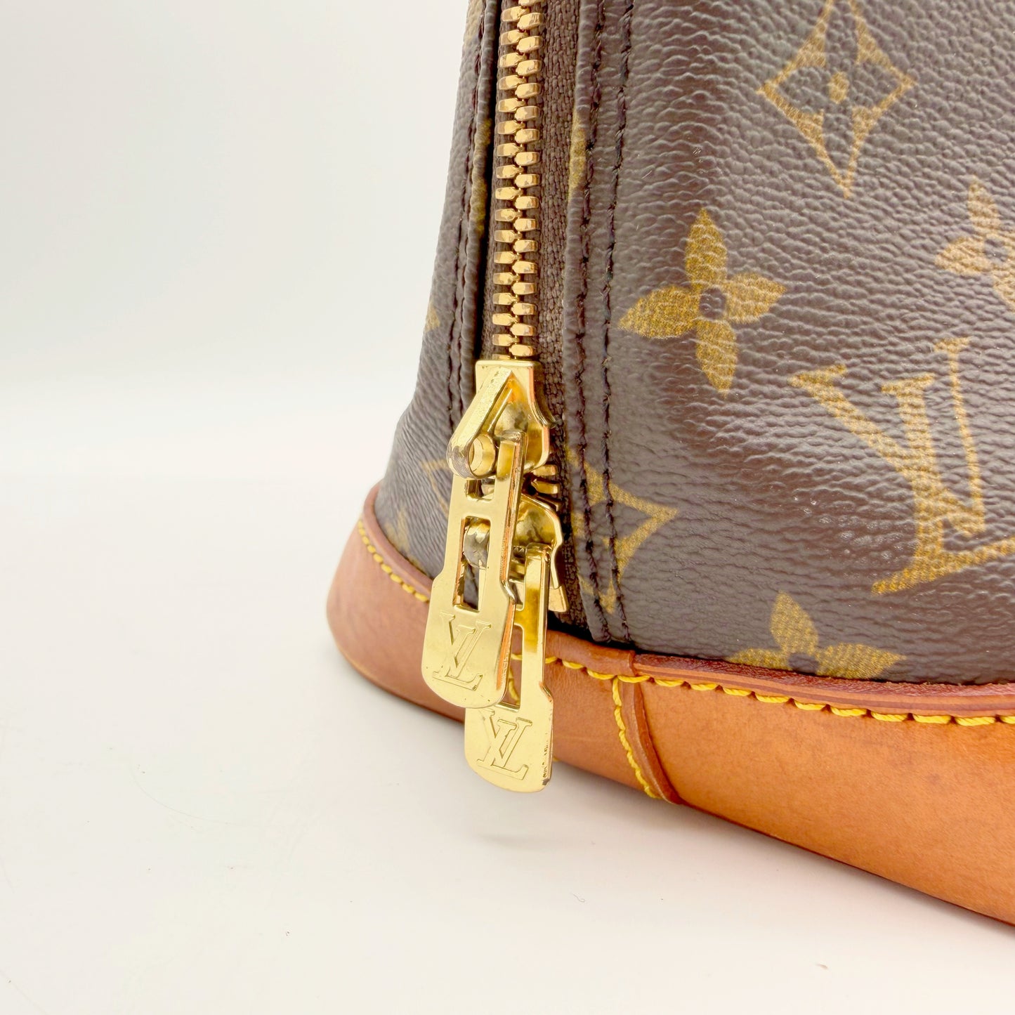 Louis Vuitton Alma Toile Monogram - curseurs dorés