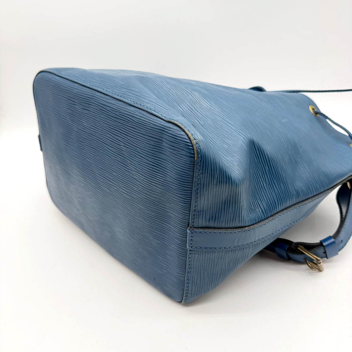 Louis Vuitton Petit Noé cuir Épi bleu - base et arête inférieure