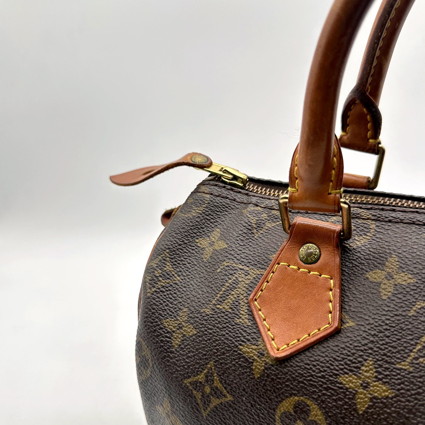 Louis Vuitton Speedy 25 Toile Monogram - détail de l'anse, du zip et de la patte de cuir
