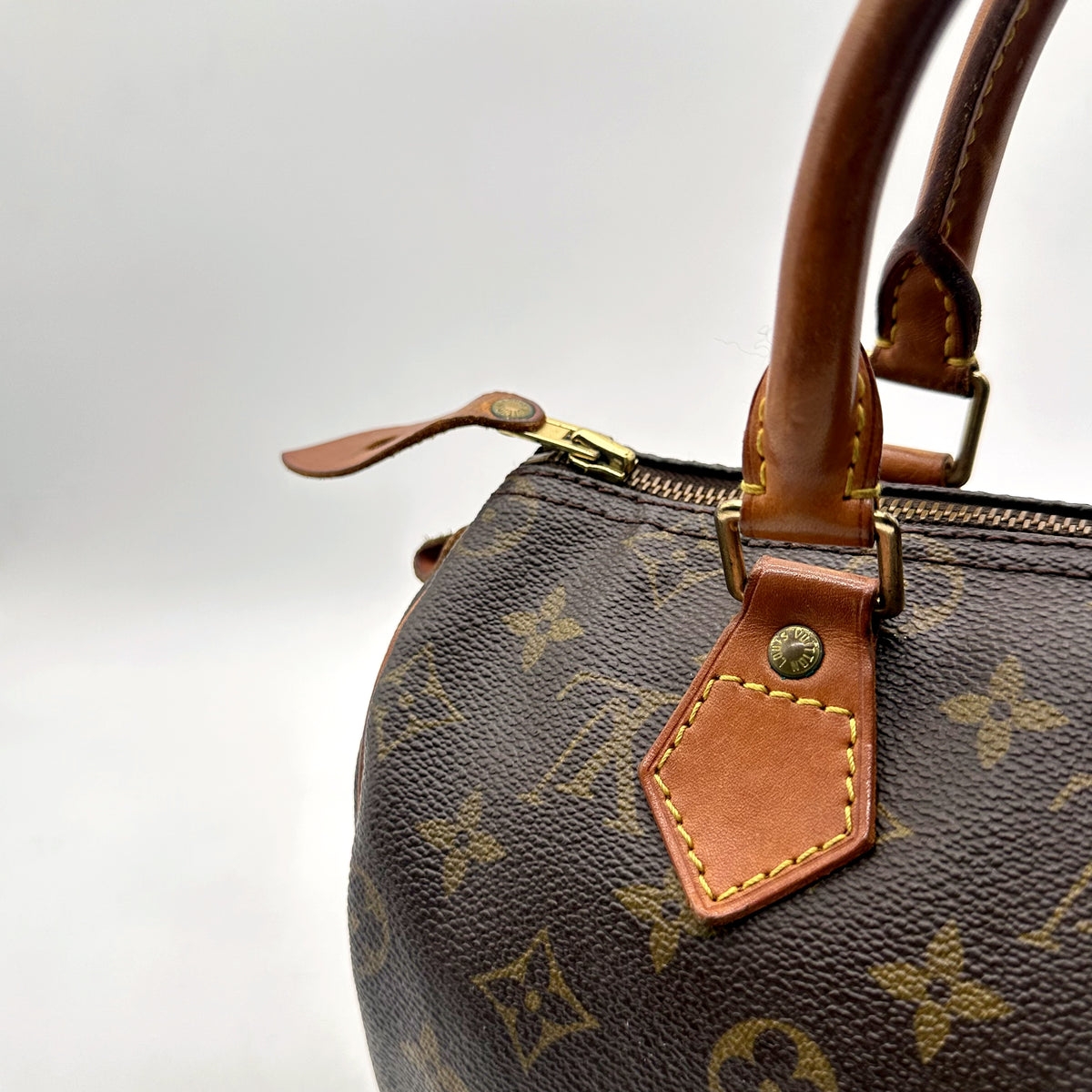 Louis Vuitton Speedy 25 Toile Monogram - détail de l'anse, du zip et de la patte de cuir