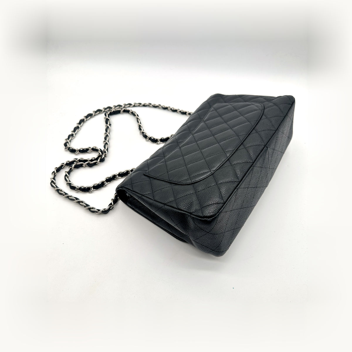 Chanel Timeless 30 cm Cuir Caviar Noir - vue de dessus en angle, rabat et chaîne