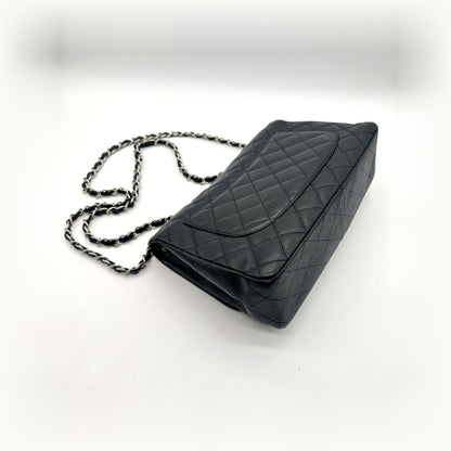 Chanel Timeless 30 cm Cuir Caviar Noir - vue de dessus en angle, rabat et chaîne