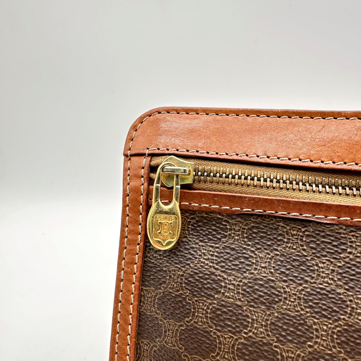 Céline Pochette Toile Macadam - détail de la tirette dorée et du zip