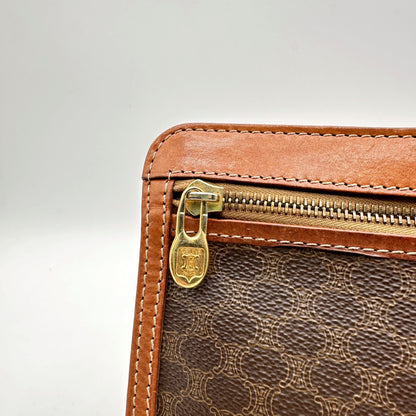 Céline Pochette Toile Macadam - détail de la tirette dorée et du zip