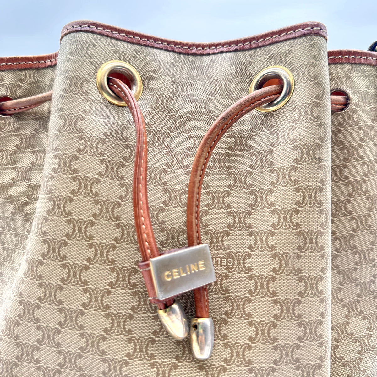 Céline Seau Toile Macadam Beige - détail des œillets, du cordon et de son embout