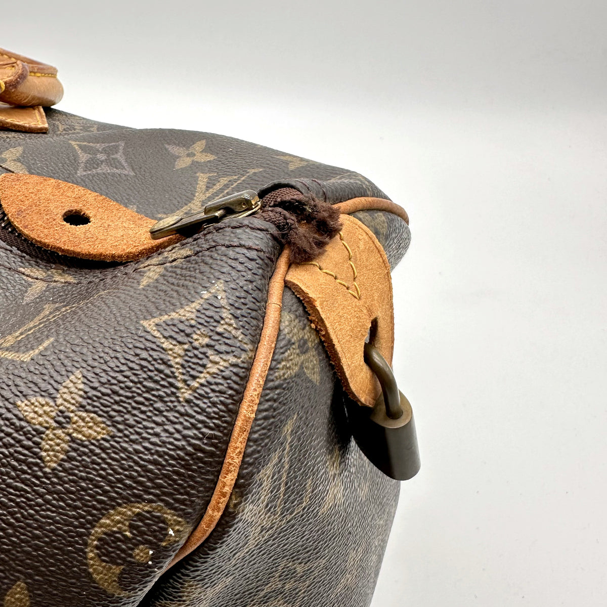 Louis Vuitton Speedy 40 Toile Monogram - détail de la patte opposée et du curseur de zip