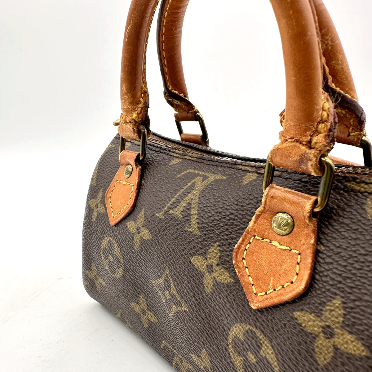 Louis Vuitton Nano Speedy Toile Monogram - détail des anses et de la couture des attaches