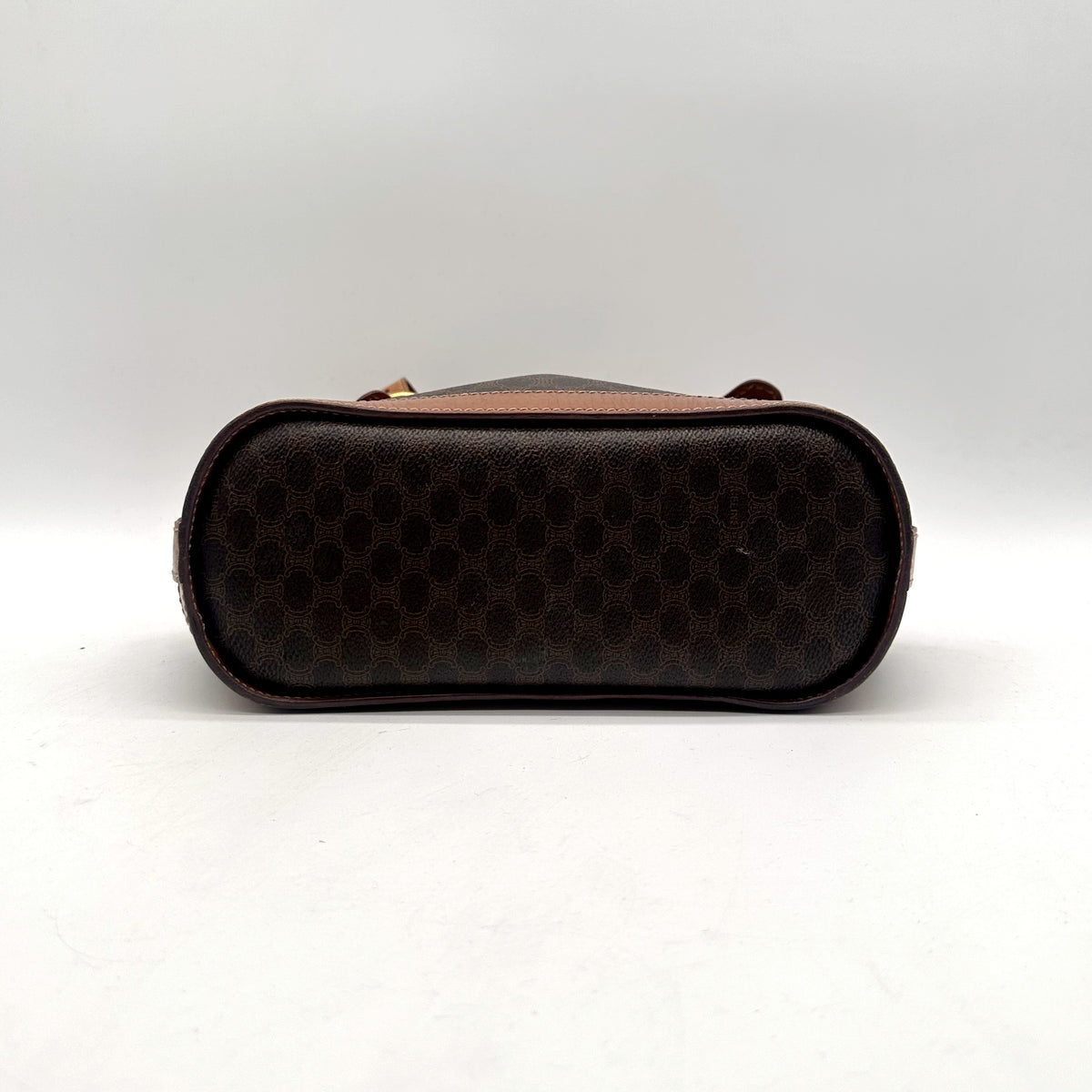 Céline Tote Toile Macadam Brun - vue du dessous, base en cuir naturel