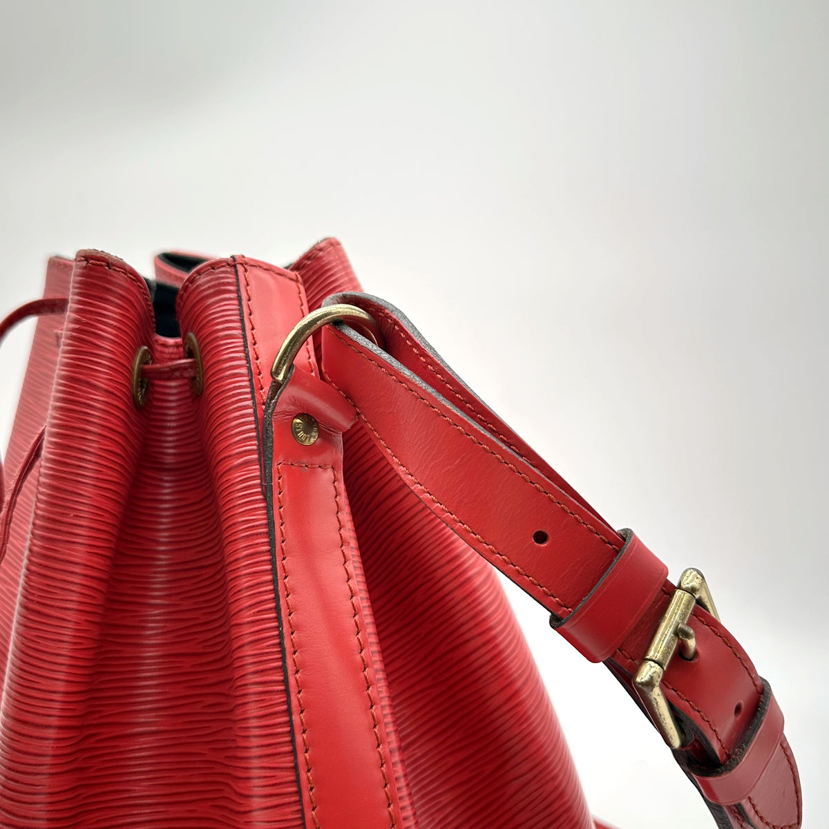 Louis Vuitton Petit Noé Cuir Épi Rouge - détail du cordon coulissant et de la bandoulière