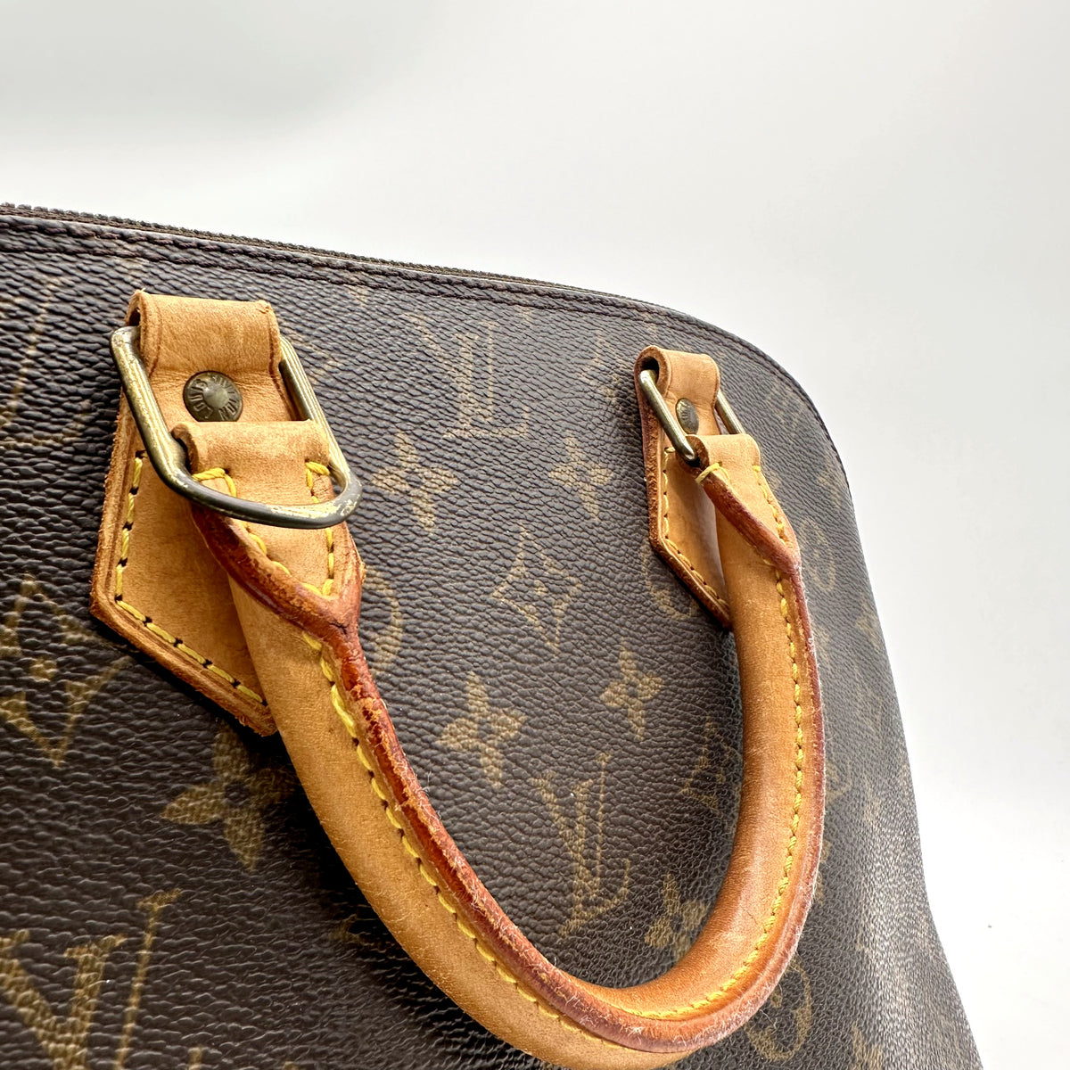 Louis Vuitton Alma Toile Monogram - détail d'une anse et de son point d'attache