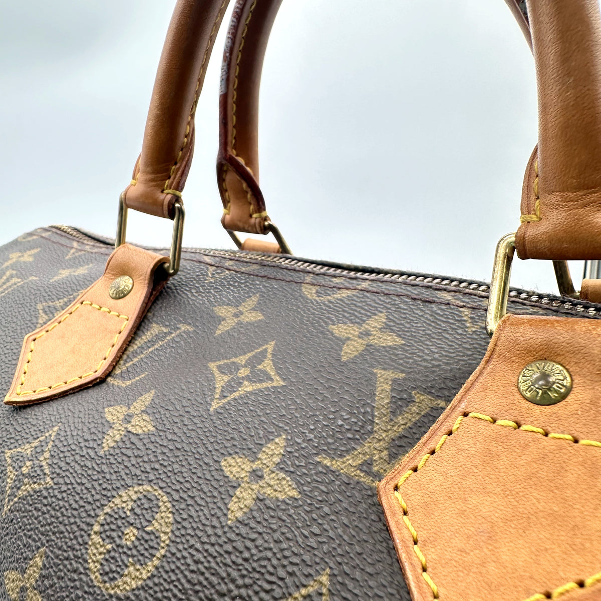 Louis Vuitton Speedy 35 Toile Monogram - détail des anses, pattes et rivets