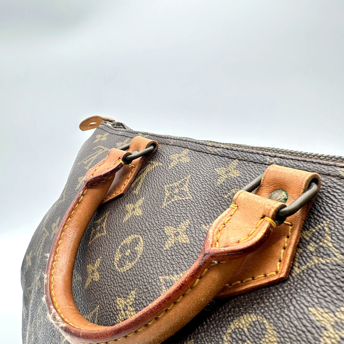 Louis Vuitton Speedy 35 Toile Monogram - détail d'une anse et de son attache