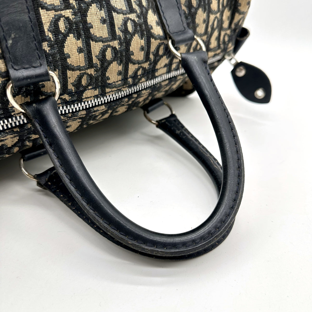 Dior Boston 30 Toile Trotter - détail des anses, du zip et du pendentif de cuir