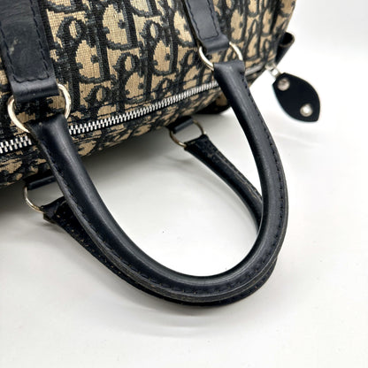 Dior Boston 30 Toile Trotter - détail des anses, du zip et du pendentif de cuir