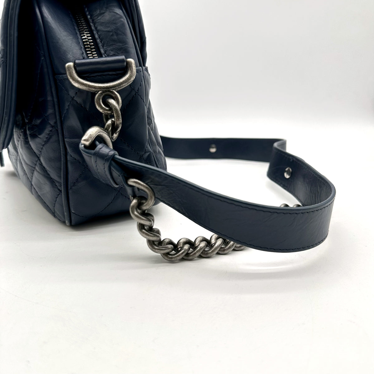 Chanel Matelassé Cuir Bleu Marine - détail de l'attache de bandoulière et de la chaîne
