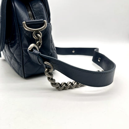 Chanel Matelassé Cuir Bleu Marine - détail de l'attache de bandoulière et de la chaîne
