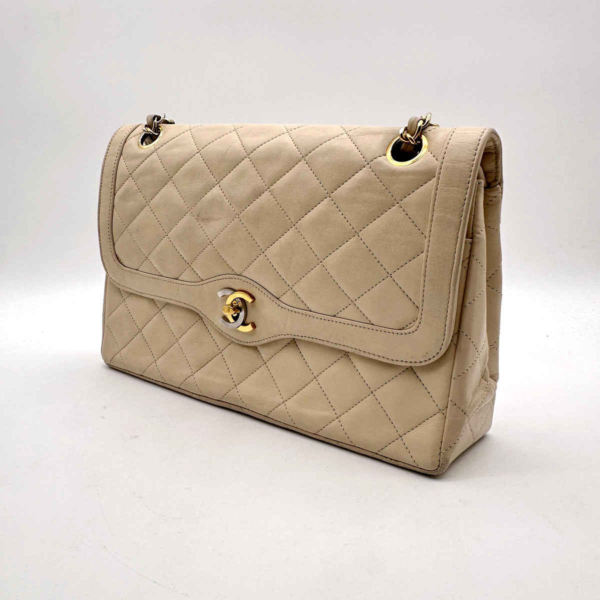 Chanel Diana Cuir d'agneau Beige - vue de trois quarts, rabat fermé