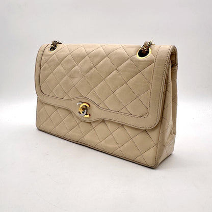 Chanel Diana Cuir d'agneau Beige - vue de trois quarts, rabat fermé
