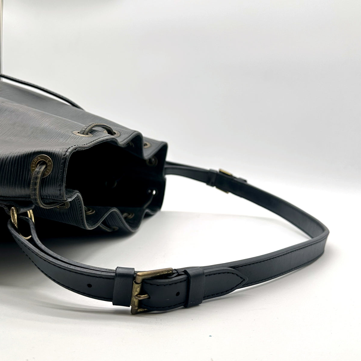 Louis Vuitton Noé Cuir Épi Noir - détail de la bandoulière et de sa boucle de réglage