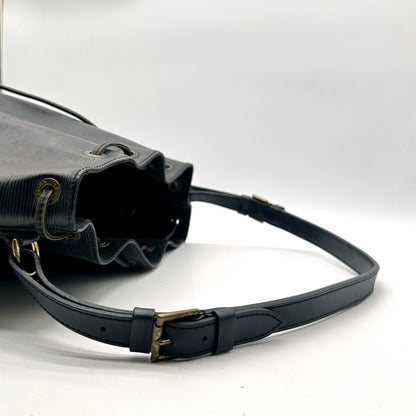 Louis Vuitton Noé Cuir Épi Noir - détail de la bandoulière et de sa boucle de réglage