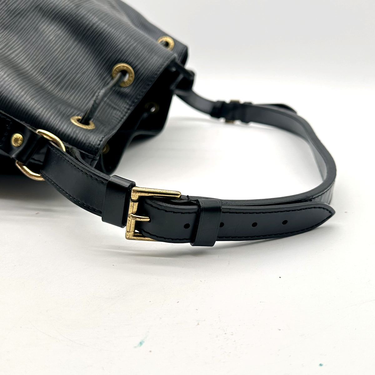 Louis Vuitton Petit Noé Cuir Épi Noir - détail de la bandoulière et de sa boucle de réglage