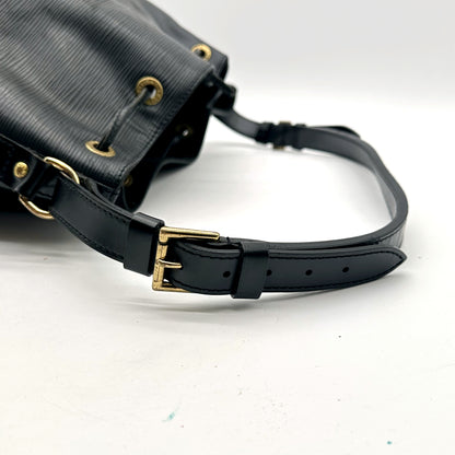 Louis Vuitton Petit Noé Cuir Épi Noir - détail de la bandoulière et de sa boucle de réglage