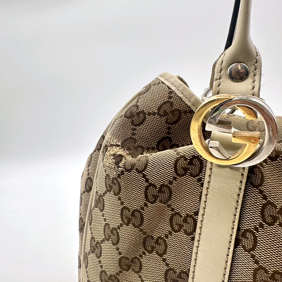 Gucci Cabas Toile GG Beige - détail de la toile à la base d'une anse