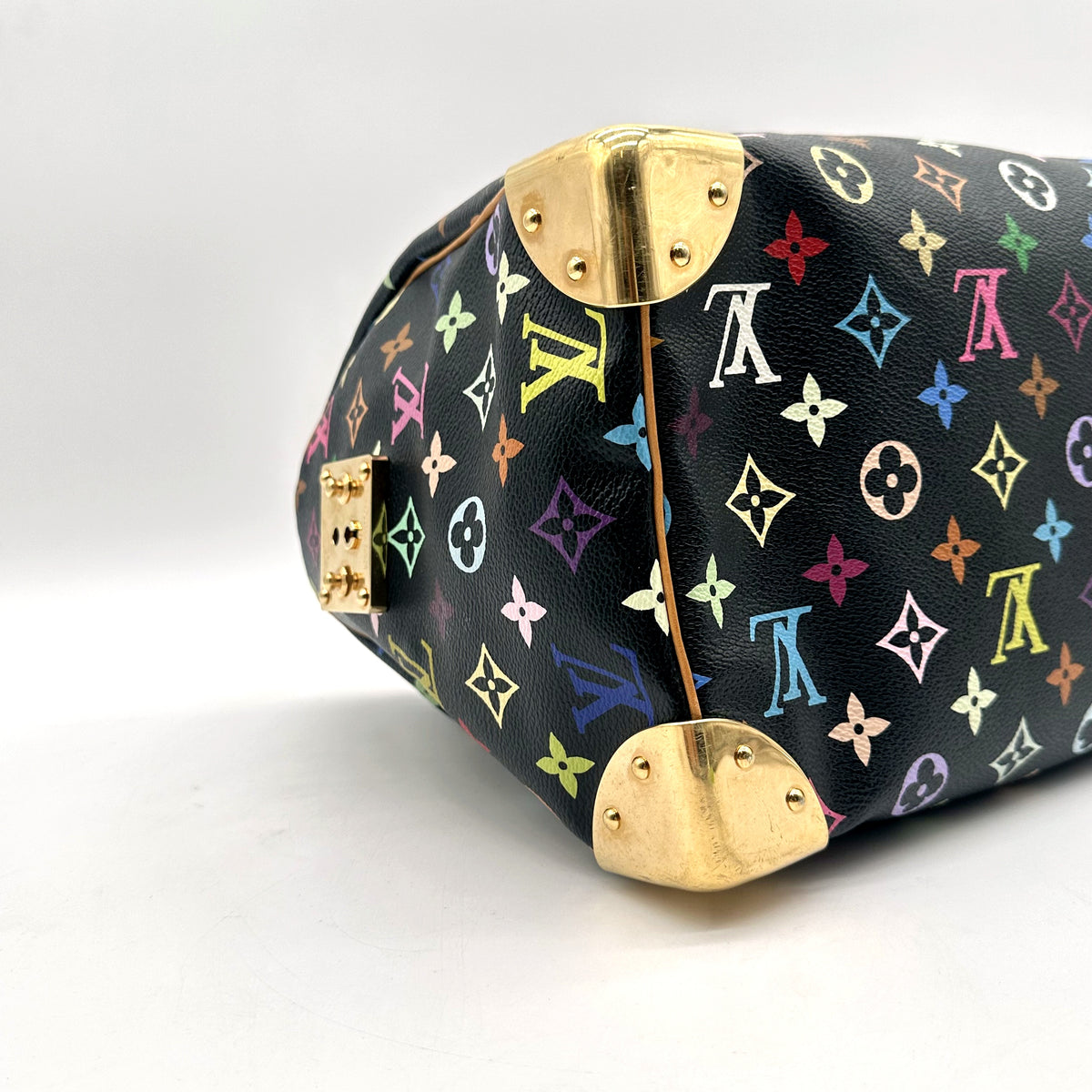 Louis Vuitton Speedy 30 Toile Monogram Multicolore Noir - détail des coins dorés en angle