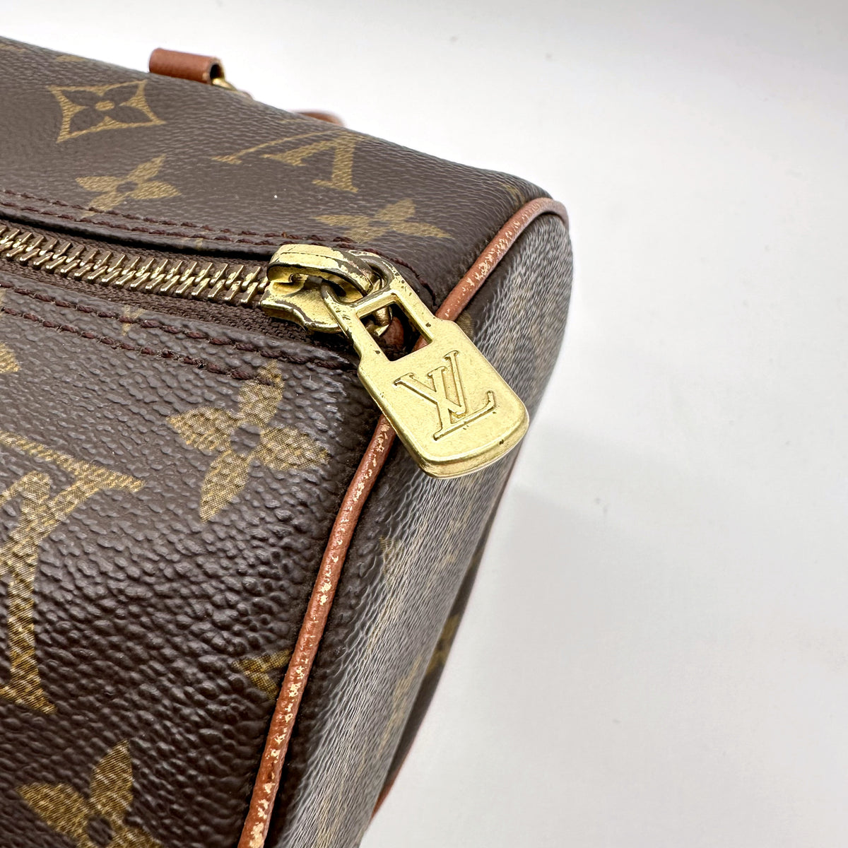 Louis Vuitton Papillon 30 Toile Monogram - détail du zip et de sa tirette dorée