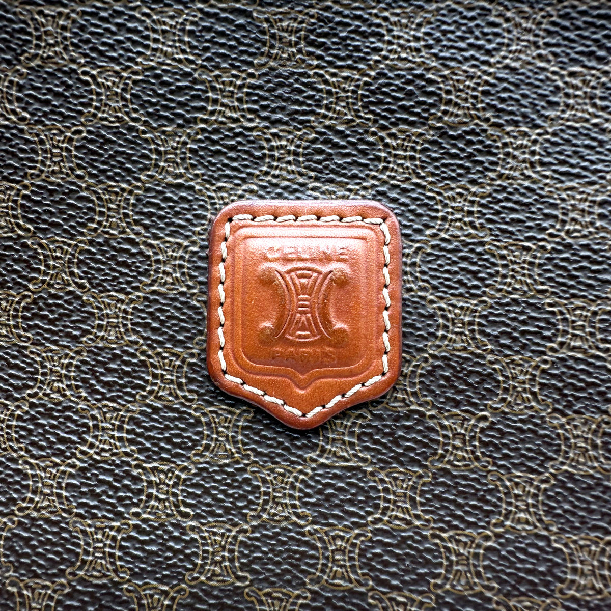 Céline Pochette Toile Macadam - détail de l'écusson de cuir