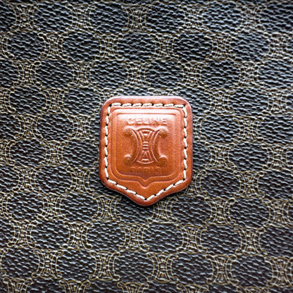 Céline Pochette Toile Macadam - détail de l'écusson de cuir